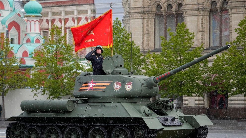 Historický sovietsky tank T-34 na vojenskej prehliadke v Moskve