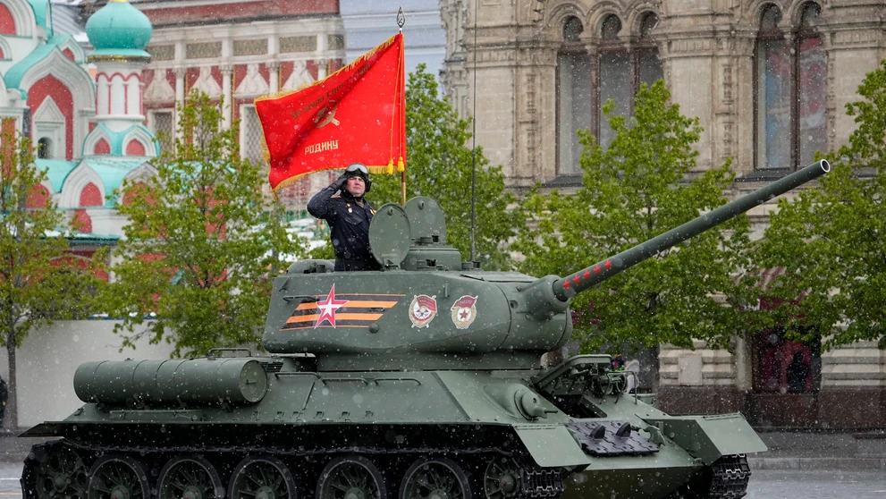Historický sovietsky tank T-34 na vojenskej prehliadke v Moskve