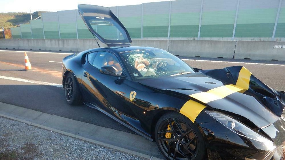 Havarované Ferrari F152 na R1 pri Žarnovici.