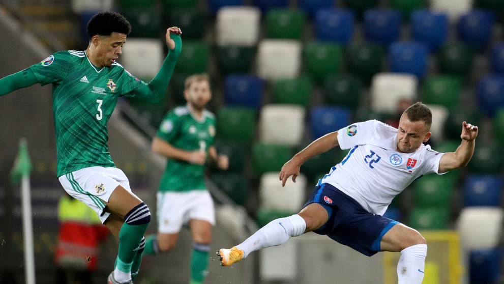 Marek Rodák vyráža loptu vo finále play off EURO 2020 na pôde Severného Írska.