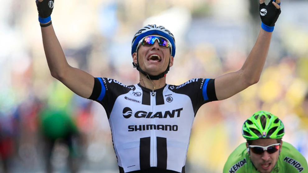 Nemecký cyklista Marcel Kittel víťazí pred  Petrom Saganom na TdF 5. júla 2014.