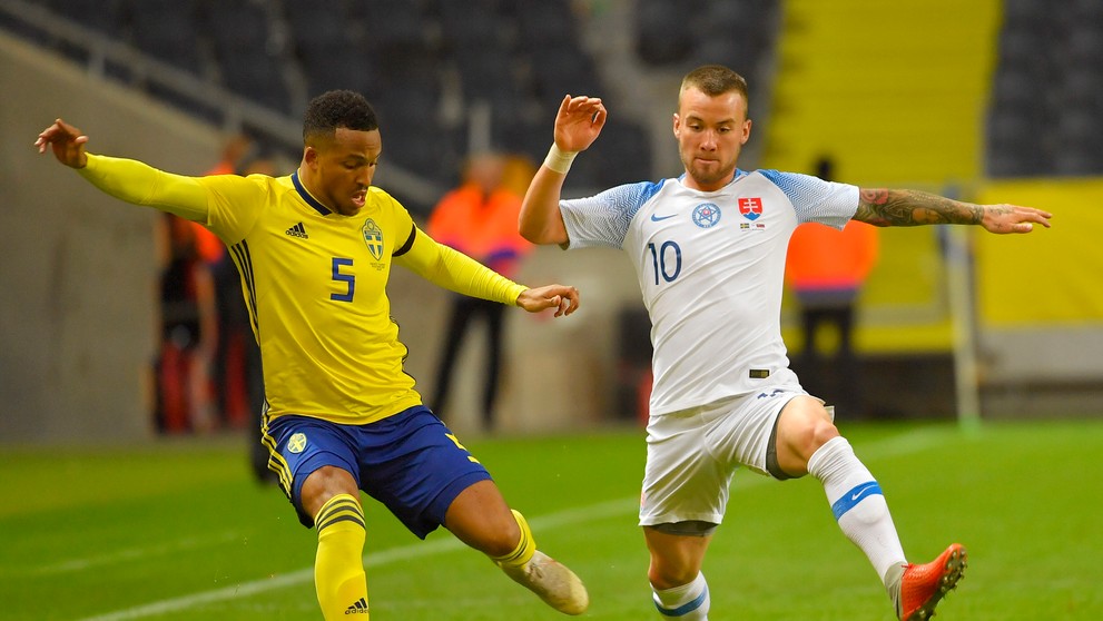 Albert Rusnák (vpravo) bojuje o loptu so Švédom Martinom Olssonom v medzištátnom zápase.