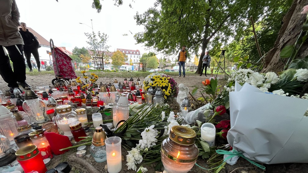 Okrem sviečok nosia aj kvety