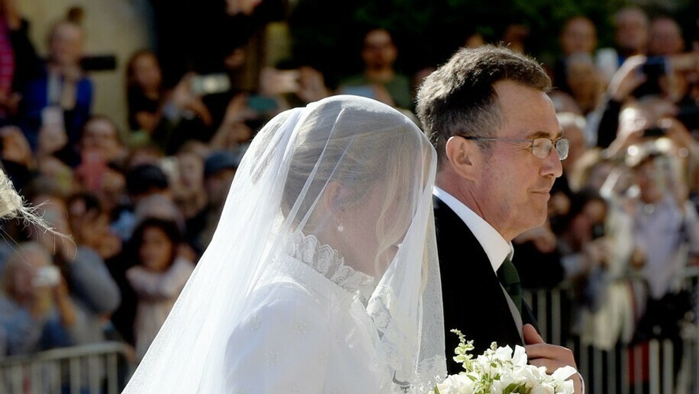 Keďže fúkal vietor, družičky mali čo robiť, aby udržali neveste šaty