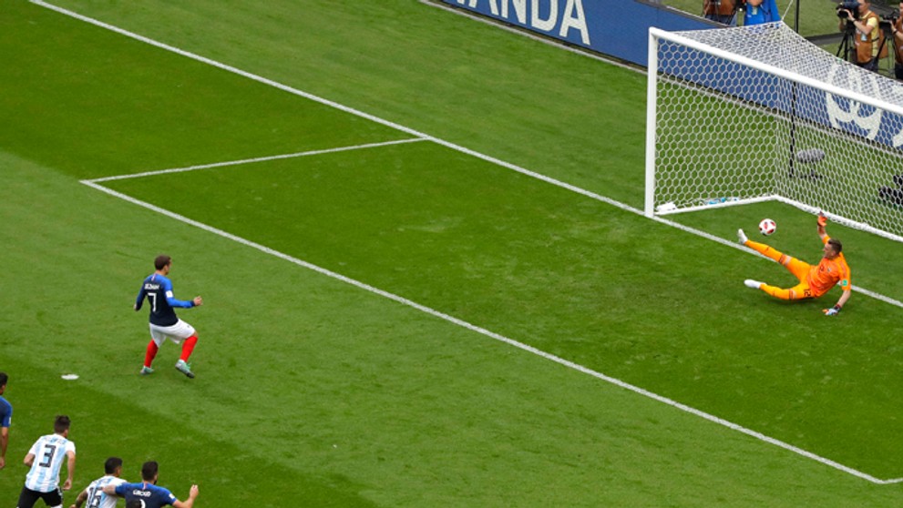 Francúzsky reprezentant Antoine Griezmann dáva Argentíne gól v osemfinále MS.