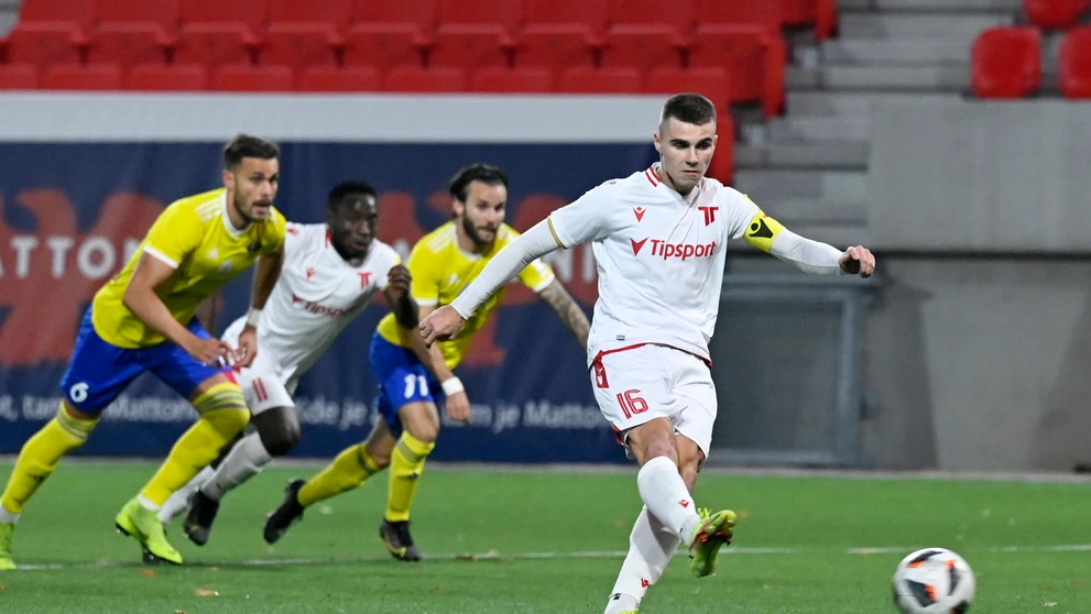 Kapitán Trenčína Jakub Kadák premieňa penaltu v zápase Fortuna ligy proti Michalovciam.