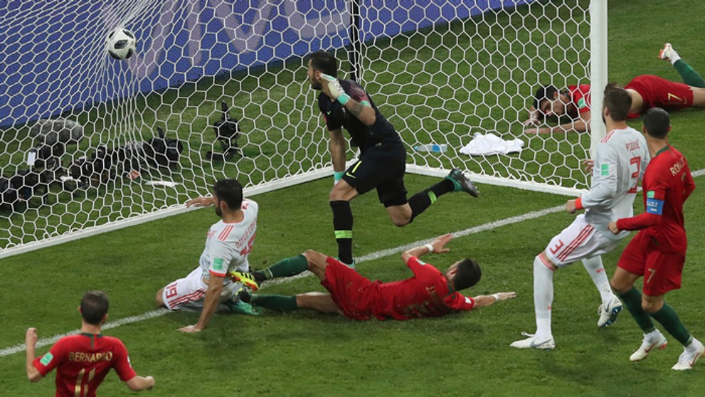 Španielsky hráč Diego Costa (druhý zľava) strieľa druhý gól v zápase proti Portugalsku.