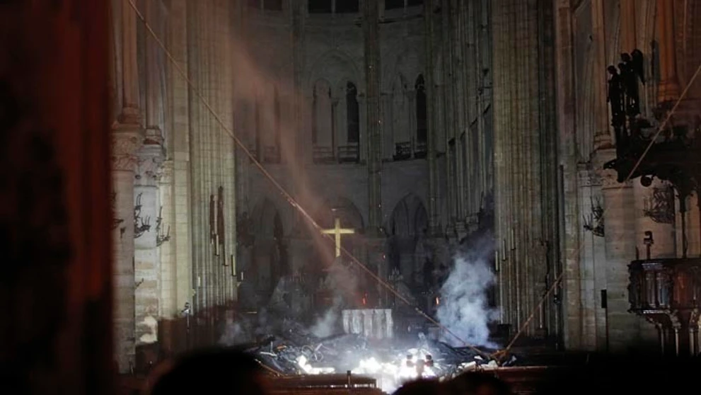 Na snímke plamene šľahajú zo strechy Katedrály Notre-Dame.