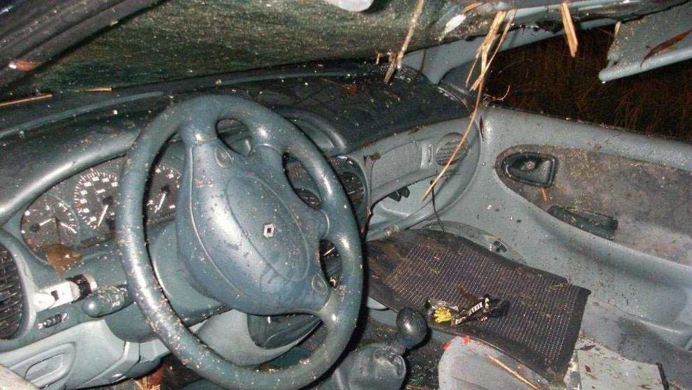 Auto v rybníku.