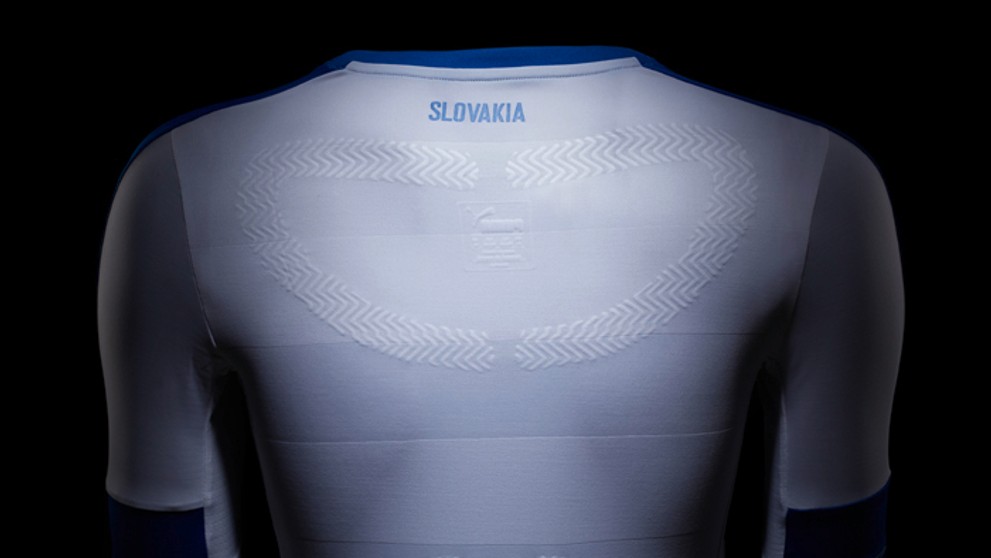 Pohľad na zadnú časť reprezentačného dresu Slovenska.