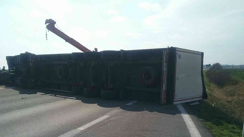 Prevrátený kamión na D1