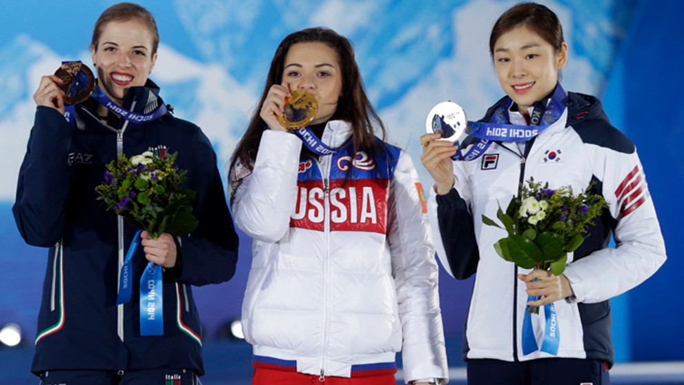 Carolina Kostnerová (bronz), zlatá Adelina Sotnikovová (Rusko) a strieborná Yu Na Kim (Kórea).