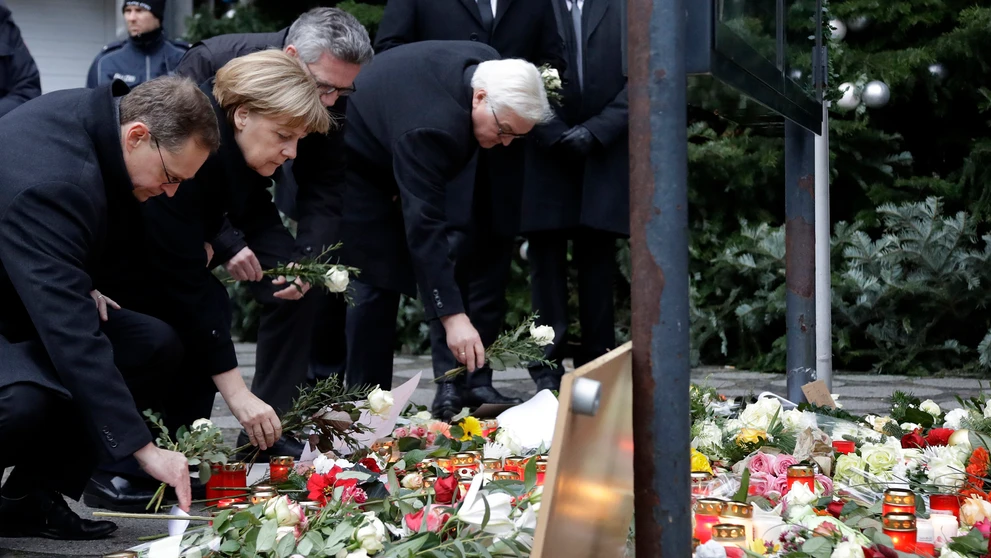 Starosta Berlína Michael Mueller, kancelárka Angela Merkelová a ministri Thomas de Maiziere a Frank-Walter Steinmeier si uctili