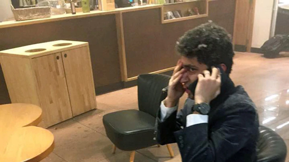  Muž telefonuje po útoku na bruselskom letisku Zaventem. 