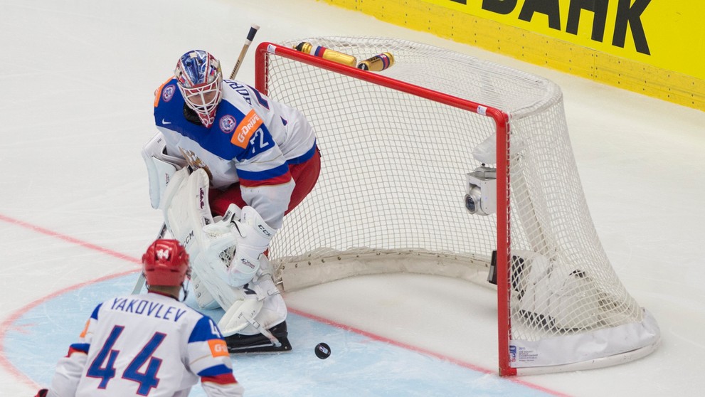 Ruský brankár Sergej Bobrovskij inkasuje úvodný gól z hokejky kapitána Slovenska Tomáša Kopeckého
