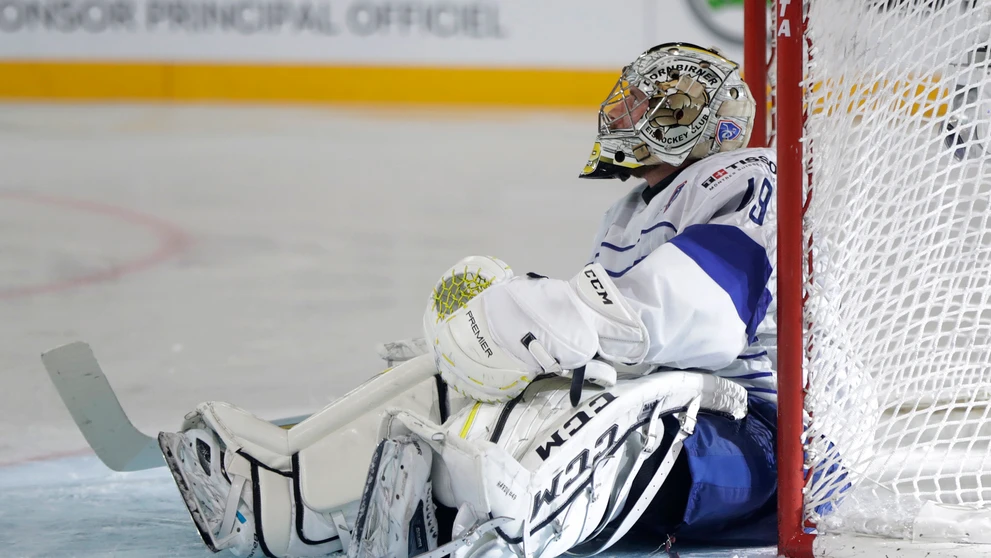 Francúzsky gólman Florian Hardy po góle v dueli MS 2017 proti Kanade.