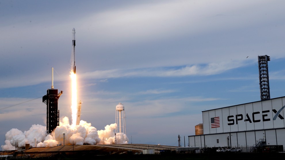 Raketa Falcon 9 dopraví na ISS štyroch astronautov.