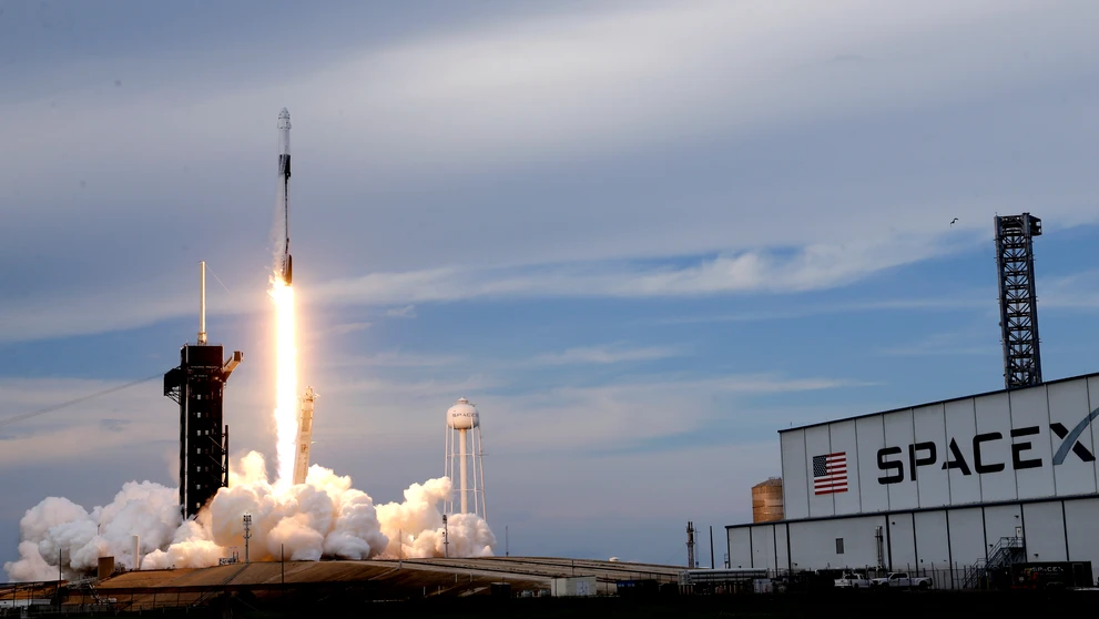 Raketa Falcon 9 dopraví na ISS štyroch astronautov.