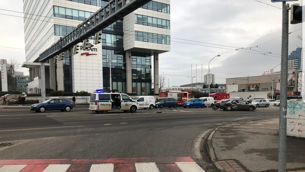 Nehoda na križovatke Bajkalská-Prievozská v Bratislave.