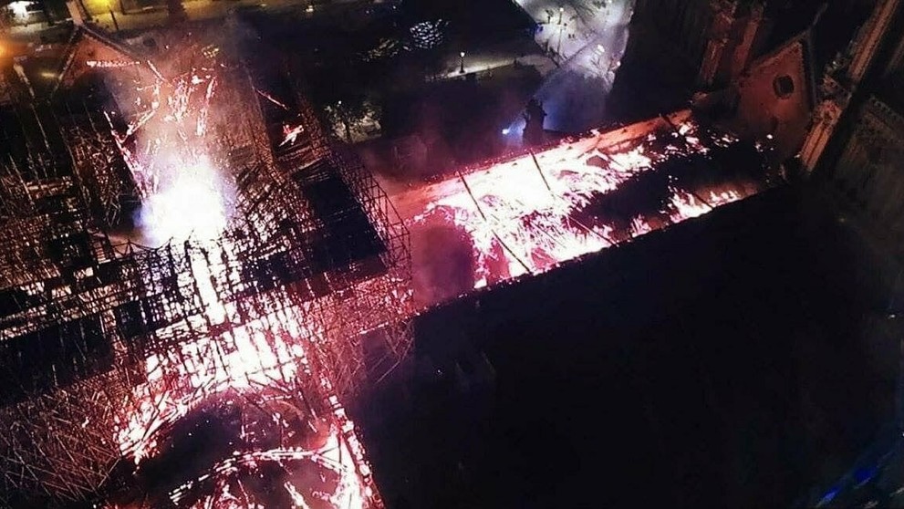 Paríž v smútku pri požiari katedrály Notre-Dame