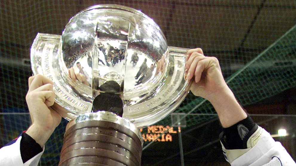 Žigmund Pálffy a Peter Bondra držia pohár pre majstrov sveta - 11. mája 2002.