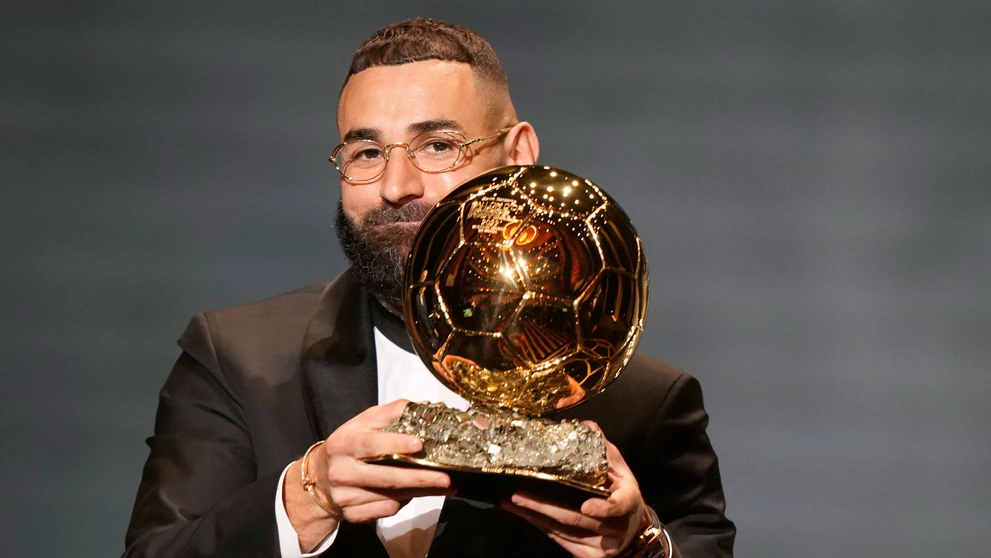 Francúzsky futbalista a hráč tímu Real Madrid Karim Benzema sa stal víťazom Zlatej lopty 2022.