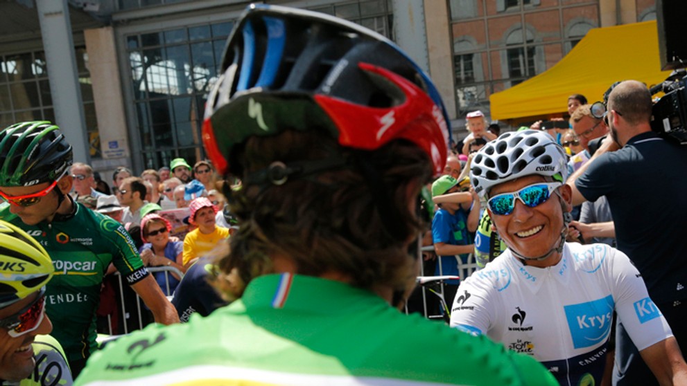 Nairo Quintana sa rozpráva s Petrom Saganom pred štartom 10. etapy na TdF.