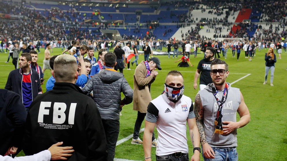 Priaznivci Lyonu a Besiktasu vtrhli na trávnik pred štvrťfinále EL.