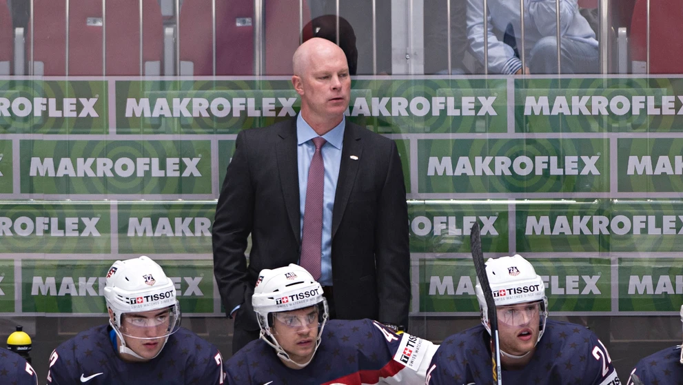 Na snímke kouč americkej reprezentácie John Hynes so svojimi zverencami počas základnej B-skupiny proti Kanade na MS v Rusku.