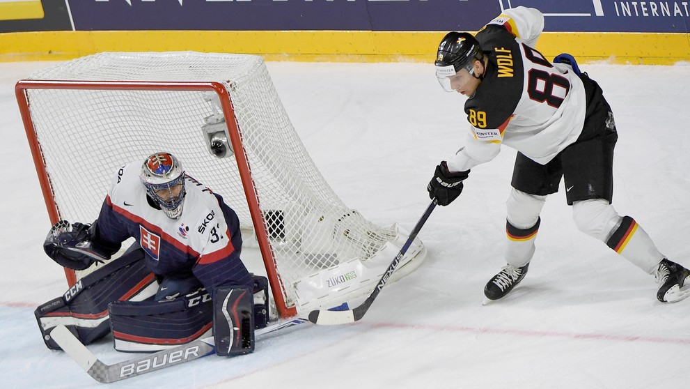 David Wolf z Nemecka útoční na bránu v zápase MS 2017 s Júliusom Hudáčkom.