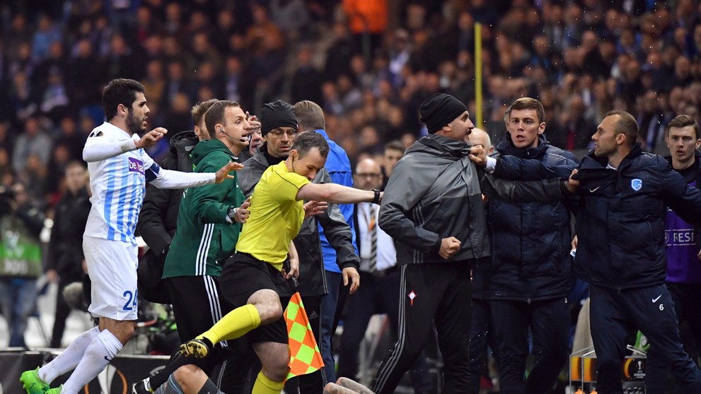 Potýčka hráčov Genku a Celty Vigo v odvete štvrťfinále EL.