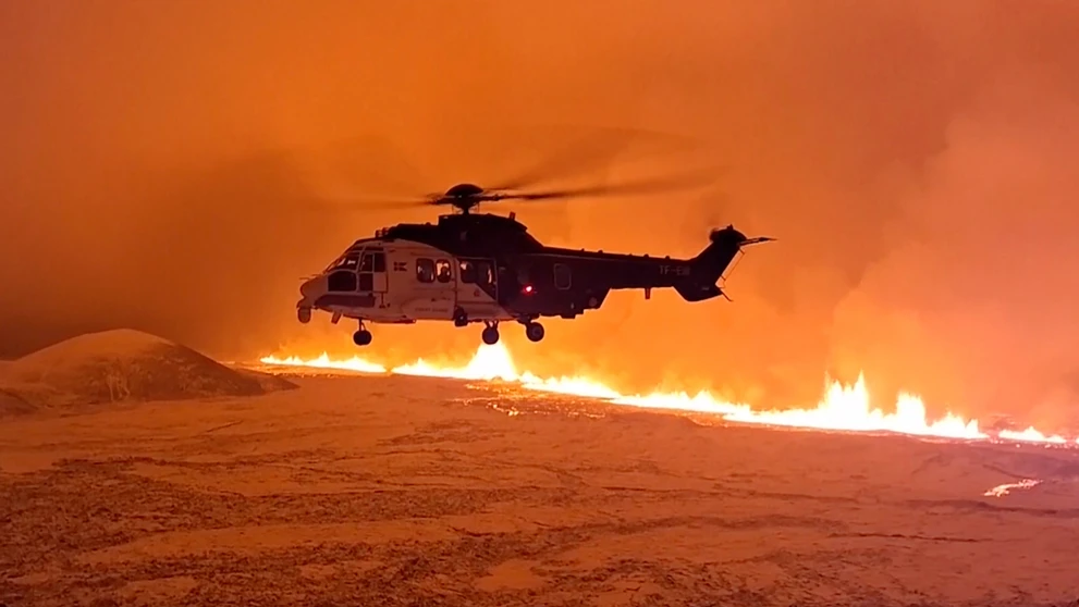 Na snímke z videa islandskej pobrežnej stráže láva tečie z kopca neďaleko obce Grindavík na islandskom polostrove Reykjanes.