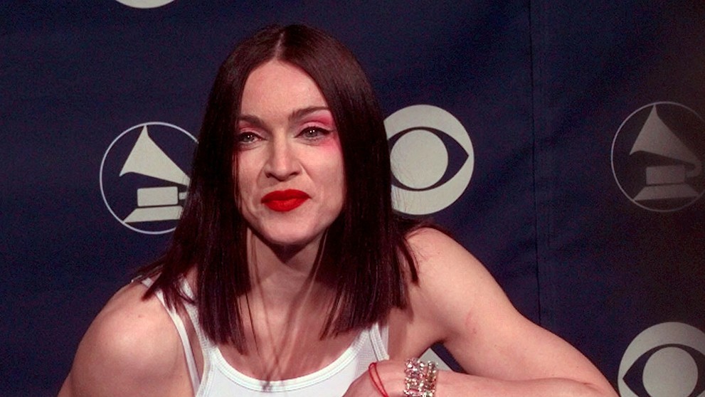 Madonna pózuje so štyrmi cenami Grammy, ktoré dostala za svoj album "Ray of Light" 24. februára 1999.
