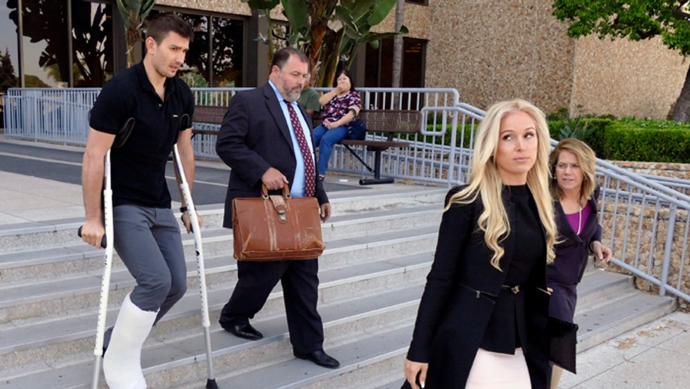 Na archívnej snímke z 1. júla 2015 Vjačeslav Vojnov s barlami a jeho manželka Marta.