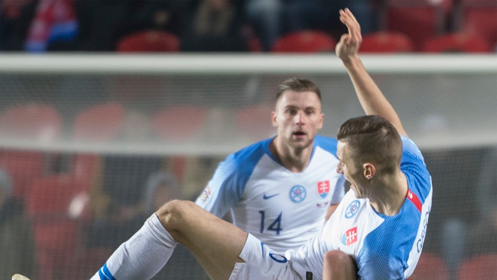 Hore slovenský záložník Ján Greguš a dole český záložník Tomáš Souček.