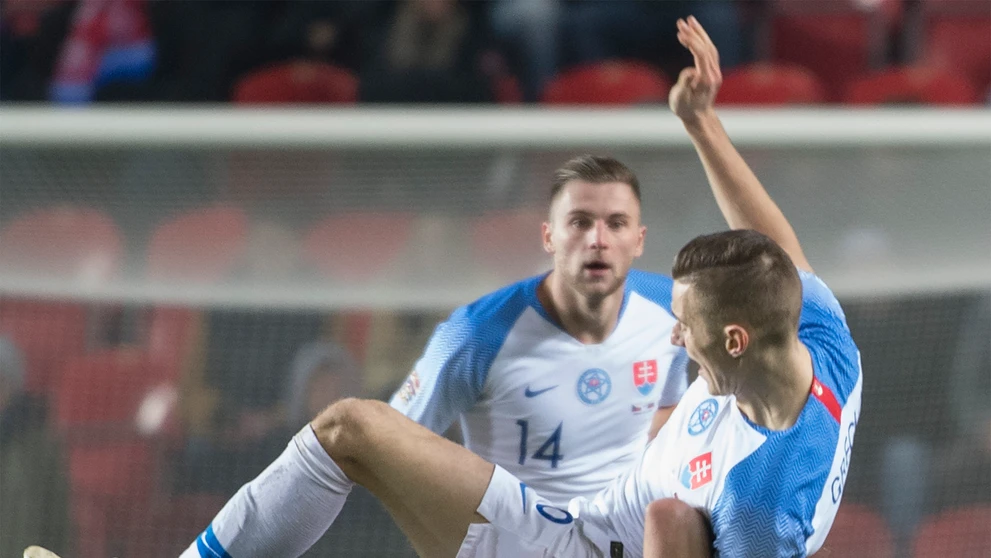 Hore slovenský záložník Ján Greguš a dole český záložník Tomáš Souček.