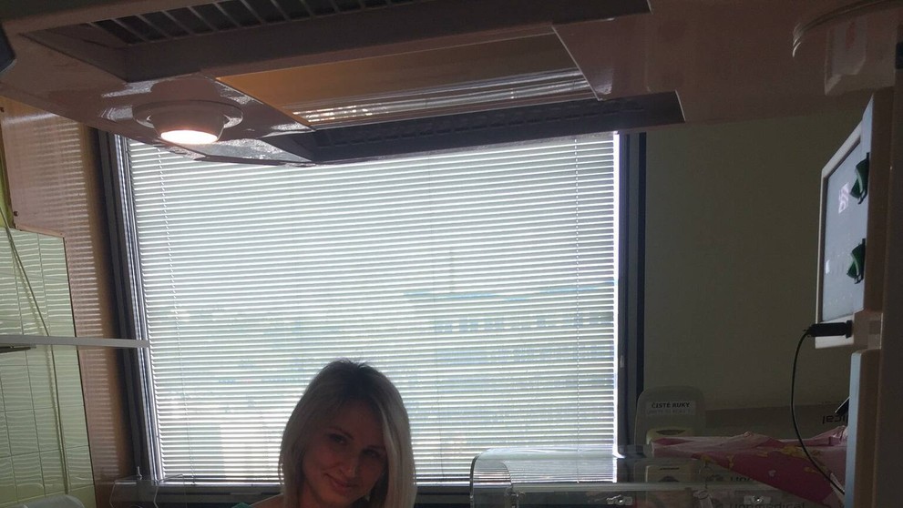 Záchranári zasahujú na mieste pádu lavíny vo švajčiarskom lyžiarskom stredisku Crans-Montana.