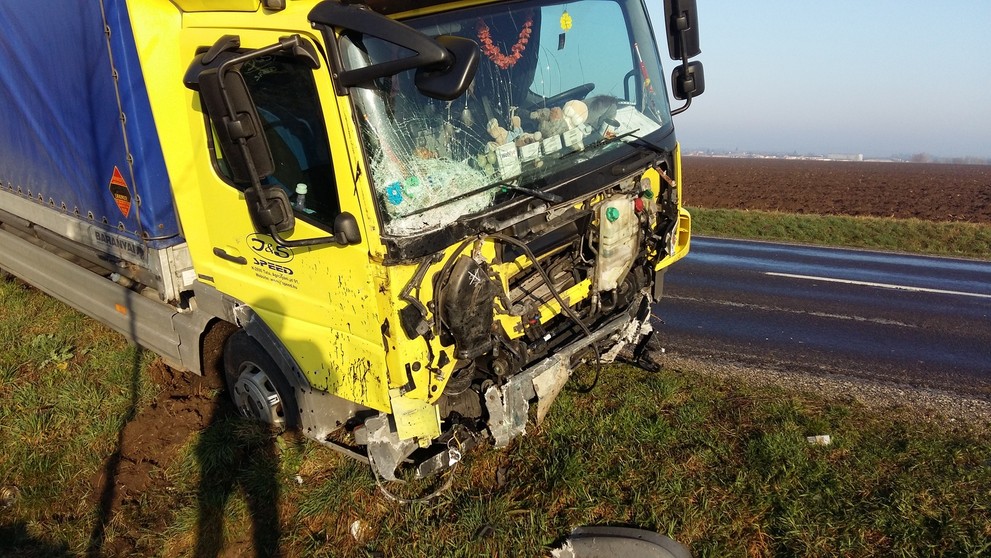 Hrôzostrašná zrážka kamióna s osobným autom