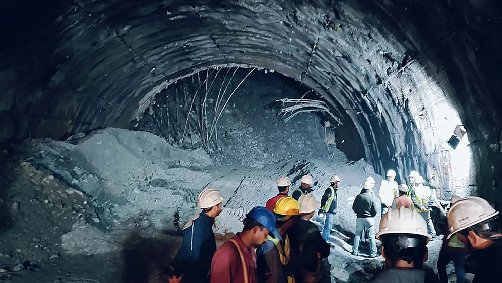 Zasypaný tunel uväznil robotníkov.