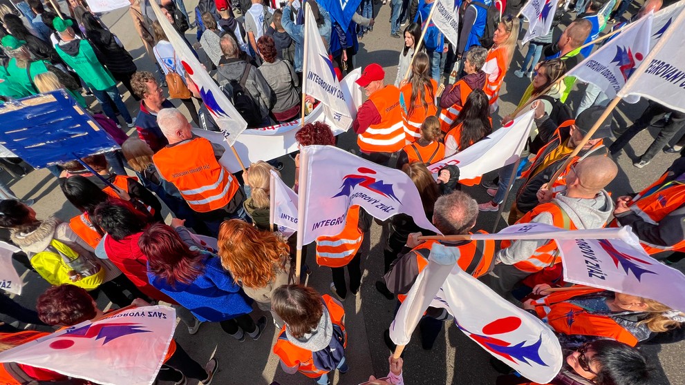 Účastníci demonštrácie Konfederácie odborových zväzov (KOZ) SR proti energetickej chudobe na Námestí SNP v Bratislave