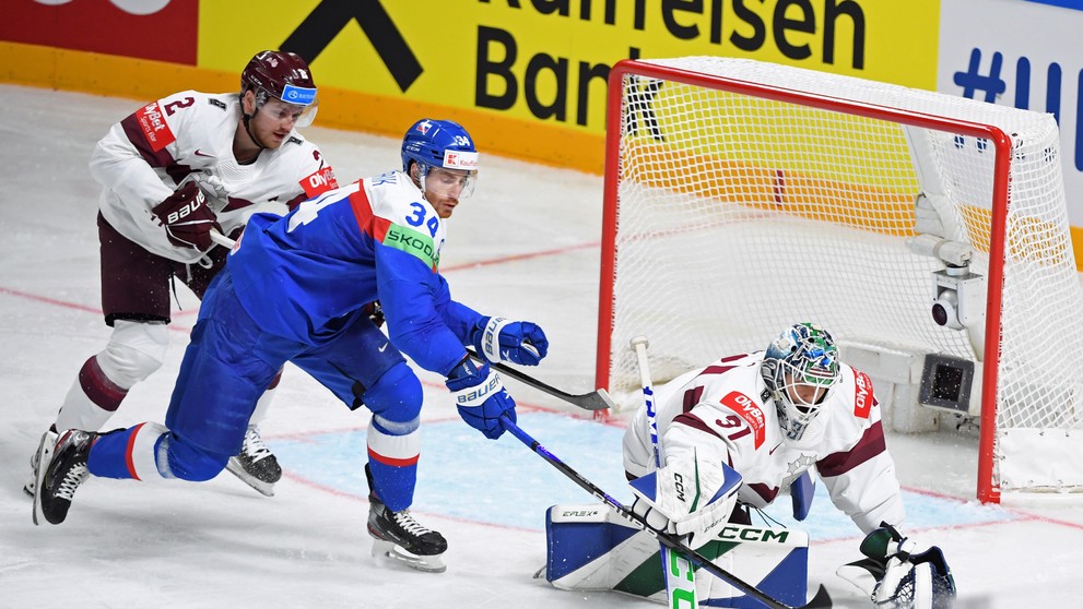 Karlis Čukste (Lotyšsko), Peter Cehlárik a lotyšský brankár Arturs Šilovs v zápase základnej B-skupiny Slovensko - Lotyšsko