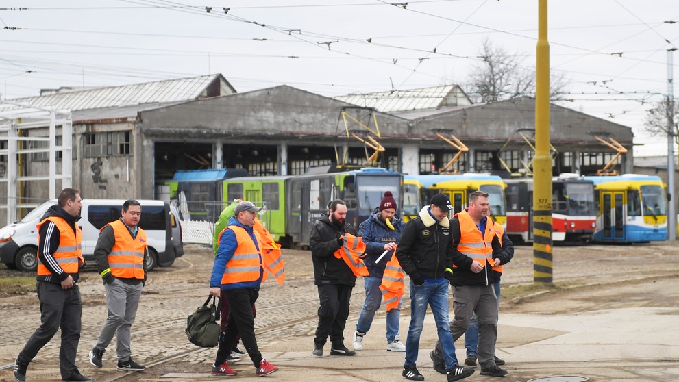Vodiči košického dopravného podniku sa zapojili do neobmedzeného ostrého štrajku.