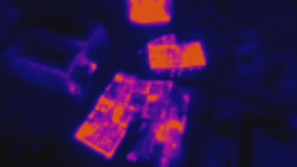 Letecké zábery z termokamery, ktoré ukazujú rozsah požiaru.