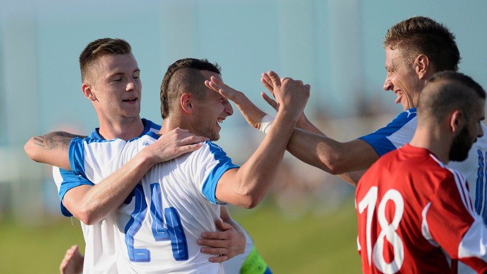 Druhý zľava Adam Zreľák sa raduje z gólu na 3:0 so spoluhráčom Korelom Salátom (vpravo) v príprave proti Gruzínsku. 