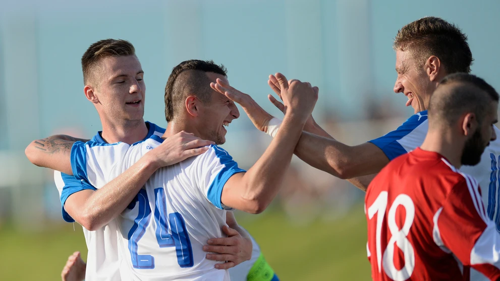 Druhý zľava Adam Zreľák sa raduje z gólu na 3:0 so spoluhráčom Korelom Salátom (vpravo) v príprave proti Gruzínsku. 