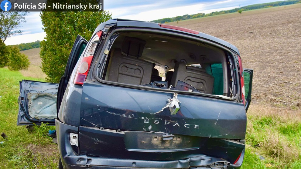 Dodávka narazila do osobného vozidla