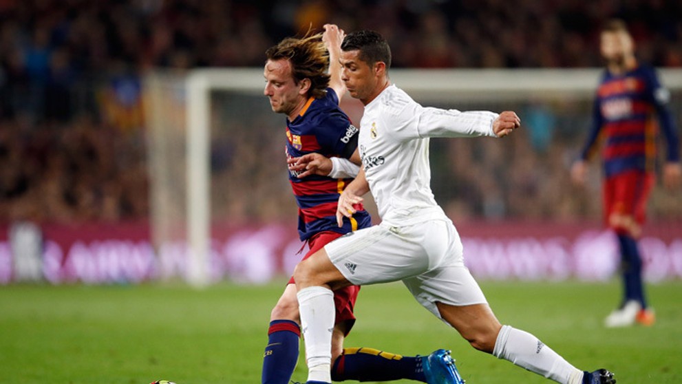 Ivo Rakitič (FC Barcelona) a Cristiano Ronaldo (Real Madrid) počas El Clásico.