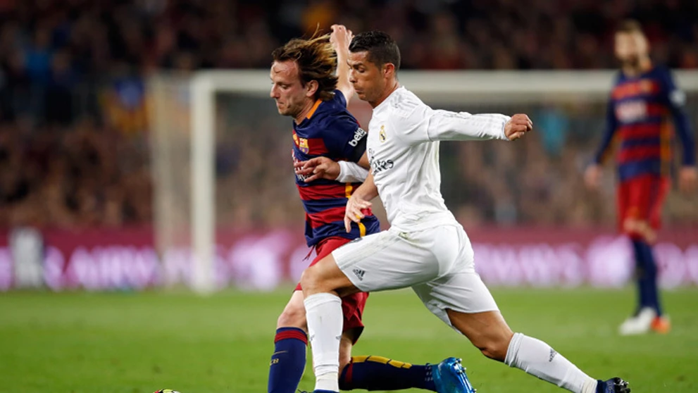 Ivo Rakitič (FC Barcelona) a Cristiano Ronaldo (Real Madrid) počas El Clásico.