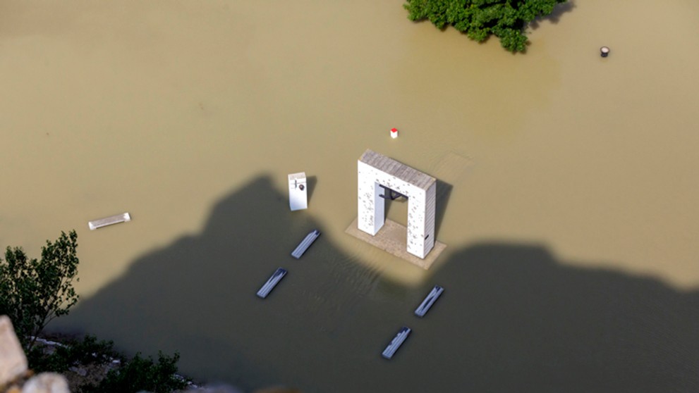 Pamätník Brána slobody zaplavená riekou Morava pred sútokom s Dunajom z hradu Devín.