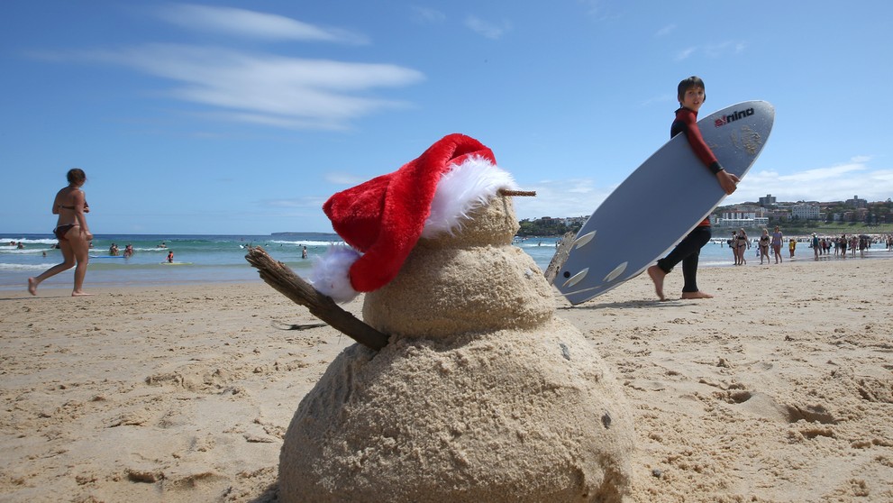 Pieskuliak na pláži Bondi Beach v Austrálii počas oslavy Vianoc. 25. decembra
